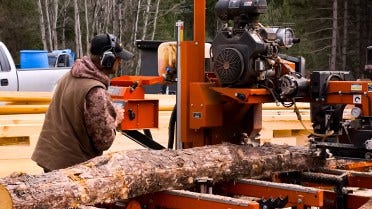 Sciage de bois de charpente pour des cabanes au Michigan
