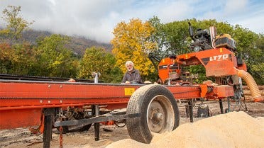 Un scieur dans les Alpes françaises, avec la scierie mobile Wood-Mizer LT70 